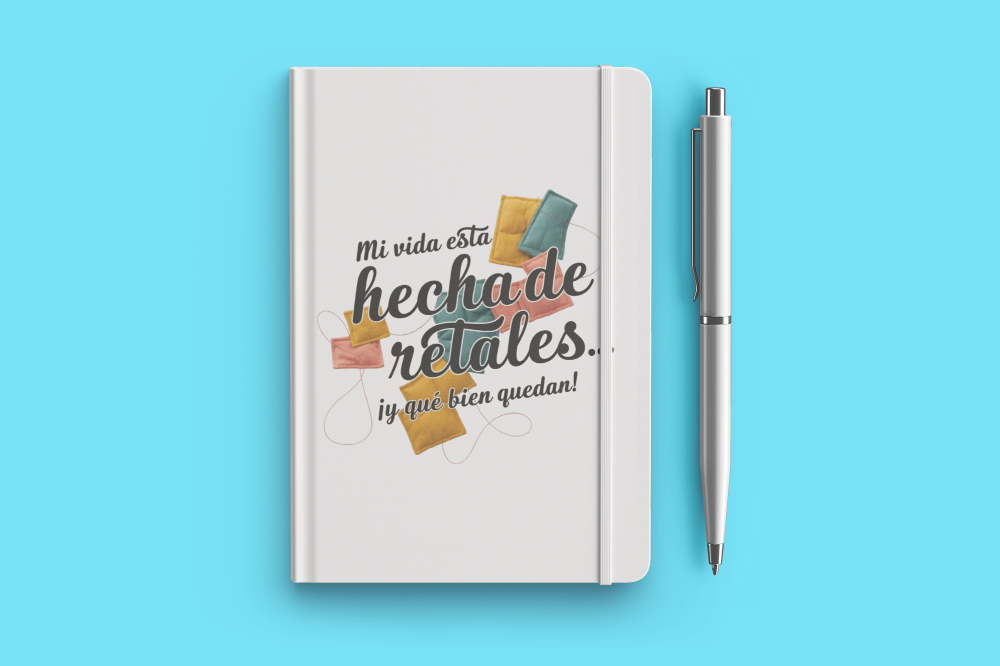 Libreta y bolígrafo con frase inspiradora